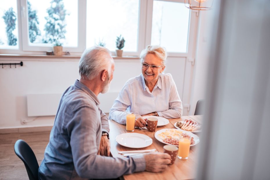 casal de idoso realizando uma refeição