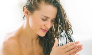 mulher hidratando cabelo