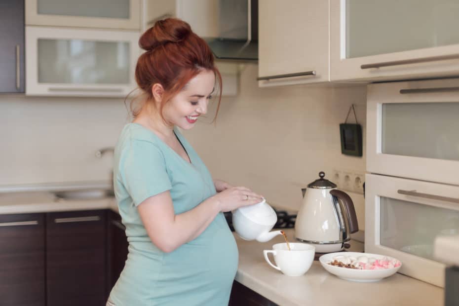 O que é bom para enjoo na gravidez. Mulher grávida fazendo chá.