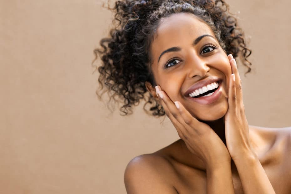 mulher negra mostrando os efeitos da niacinamida na pele