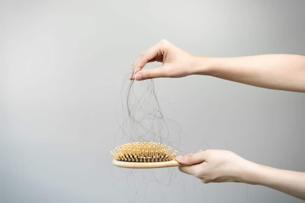 fios de cabelo em excesso em uma escova de cabelo