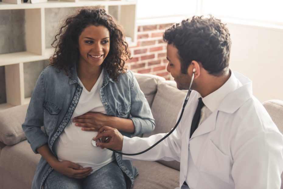mulher grávida em consulta médica
