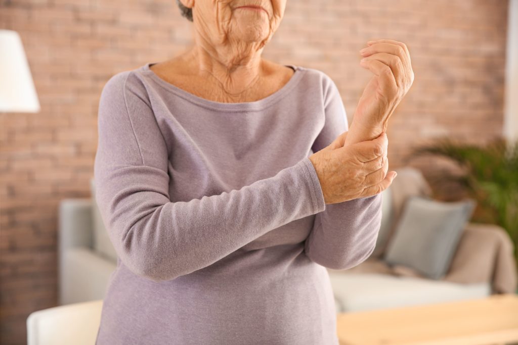 mulher idosa sofrendo dores no punho