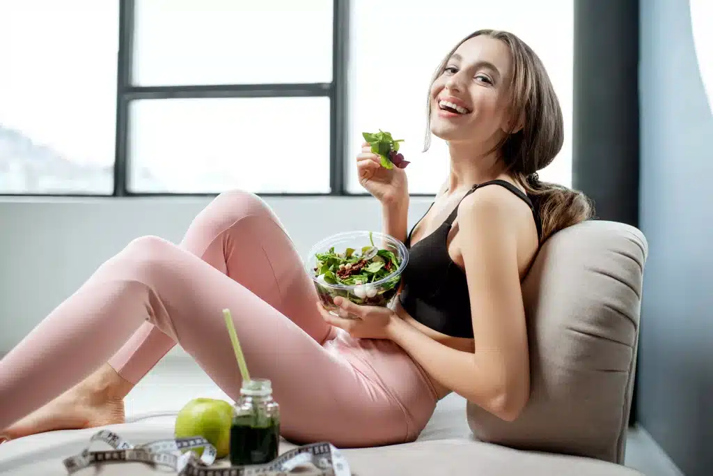mulher comendo salada praticando mindful eating