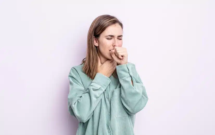 mulher tossindo mostrando se acetilcisteína serve para tosse