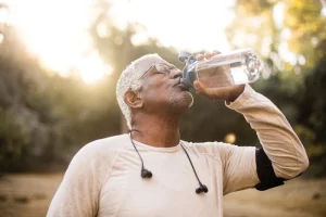 homem negro bebendo água